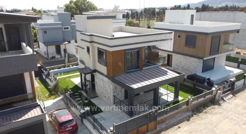 Seferihisar Cumhuriyet Mahallesi’nde Modern & Müstakil Havuzlu Lüks Satılık 3+1 Villa