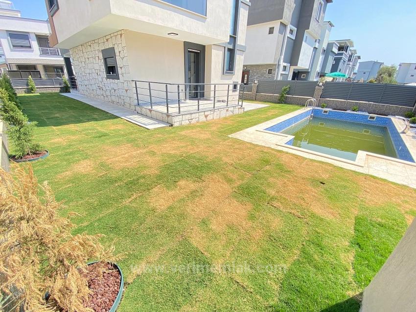 Seferihisar Cumhuriyet Mahallesi’nde Modern & Müstakil Havuzlu Lüks Satılık 3+1 Villa