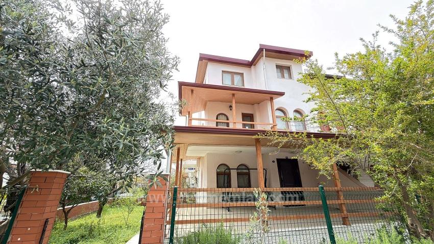 ​Seferihisar’cumhuriyet Mahallesi, Meltem Tur Sitesi Lüks Satılık 4+1 Villa