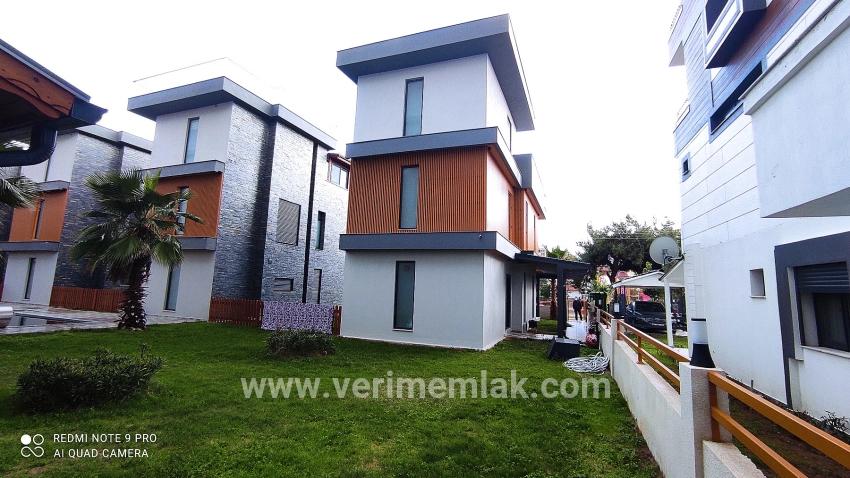 Seferihisar Ürkmez'de deniz tarafında tek müstakil havuzlu satılık 3+1 villa
