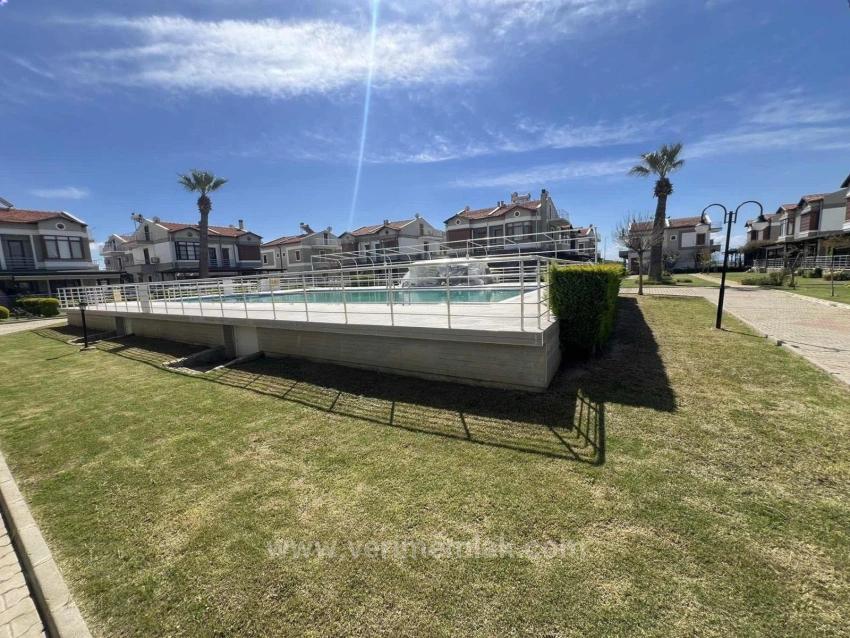 Gümüldür Fevzi Çakmak’ta Denize Sıfır, Havuzlu Prestijli Satılık 3+1 Villa