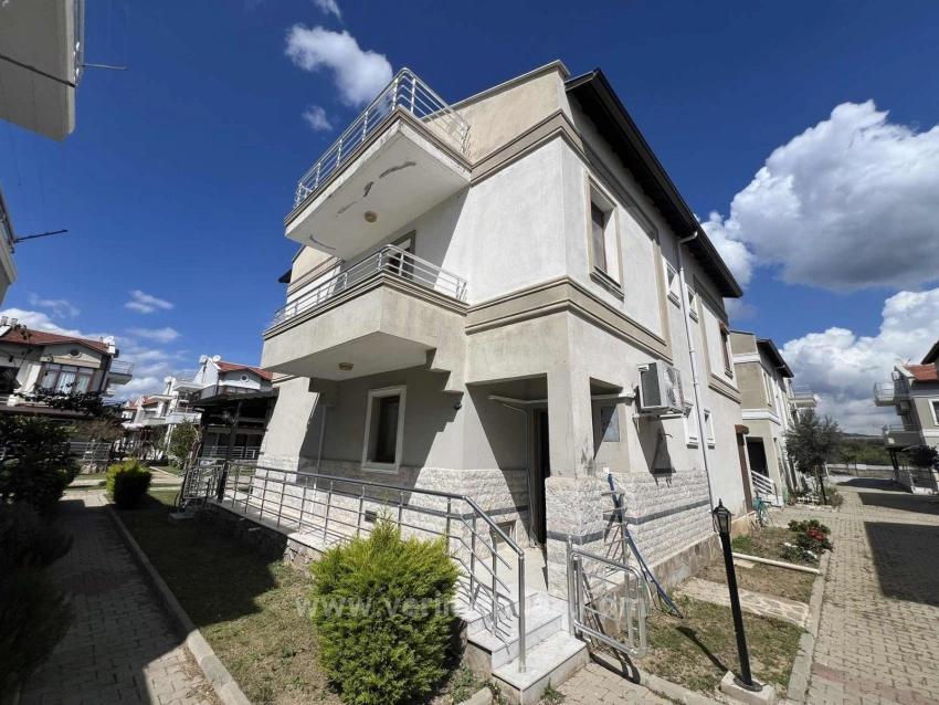 Gümüldür Fevzi Çakmak’ta Denize Sıfır, Havuzlu Prestijli Satılık 3+1 Villa