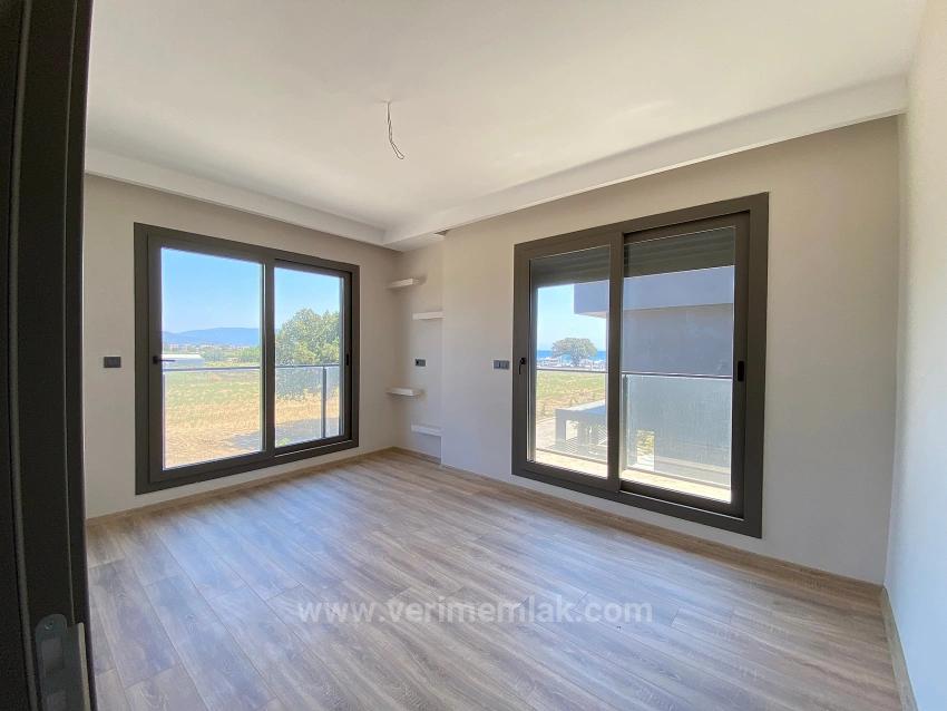 Seferihisar Sakız Ağacı'nda Denize Sıfır, Modern Tasarımlı Satılık 3+1 Müstakil Villa