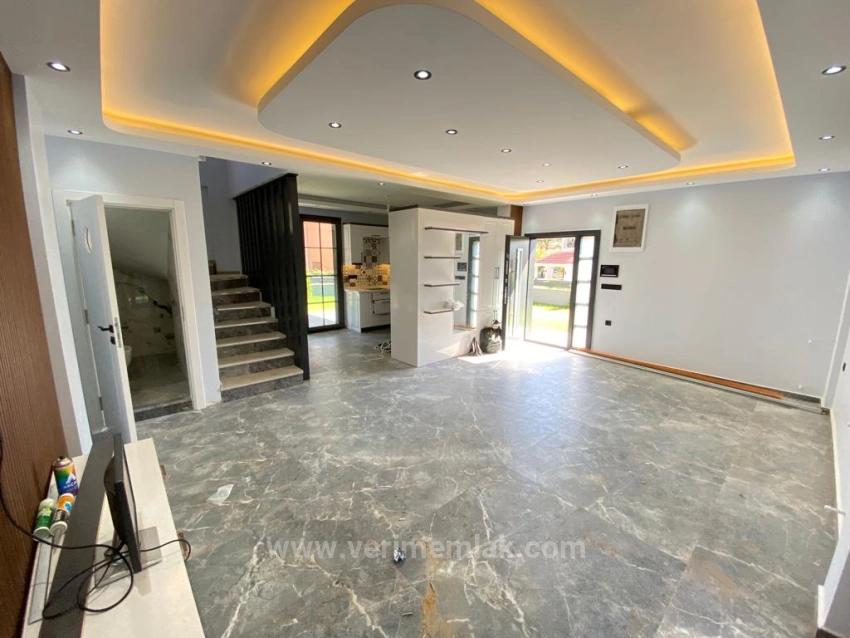Ürkmezde Denize Sıfır Mustakil Geneş Bahçeli Lükx Satılık 3+1 Villa