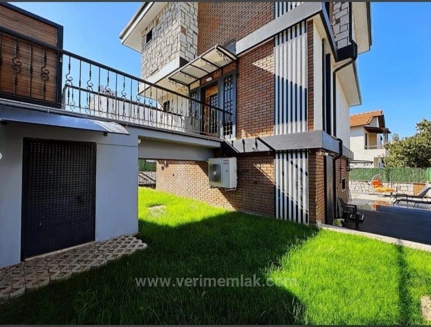 Seferihisar Akarcade Geniş Bahçeli Mustakil Havuzlu Lüx Satılık 4+1 Villa