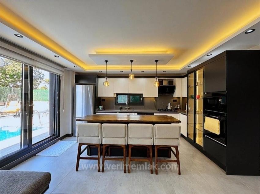 Seferihisar Akarcade Geniş Bahçeli Mustakil Havuzlu Lüx Satılık 4+1 Villa