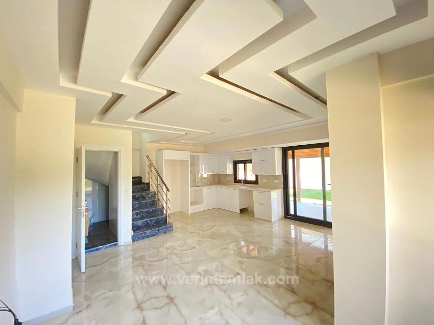 Doğanbey De Tek Mustakil Havuzlu Geniş Bahçeli Satılık 3+1 Villa