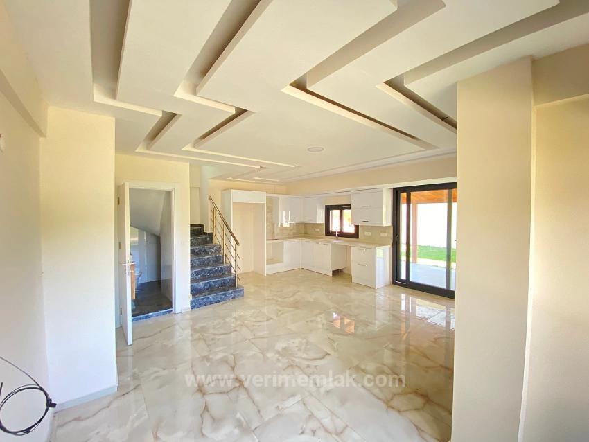 Doğanbey De Tek Mustakil Havuzlu Geniş Bahçeli Satılık 3+1 Villa