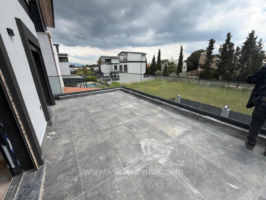 Seferihisar Cumhuriyet'te Denize 750M Mesafede, Müstakil Havuzlu Lüks 3+1 Villa!
