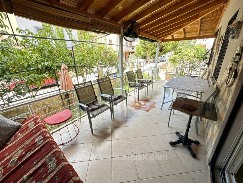 Ürkmez De Denize Tarafında Mustakil Geniş Bahçeli Satılık 5+1 Villa