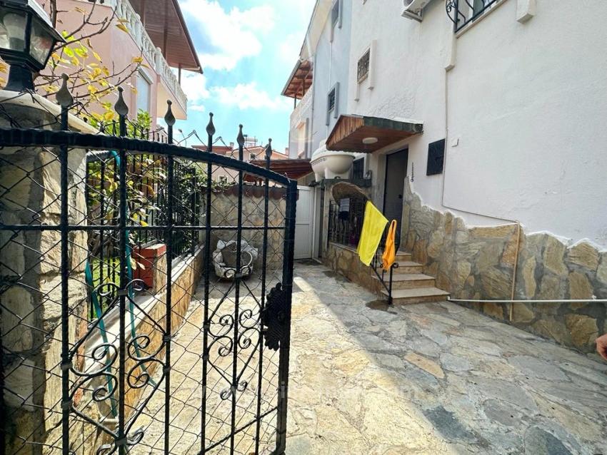 Ürkmez De Denize Tarafında Mustakil Geniş Bahçeli Satılık 5+1 Villa