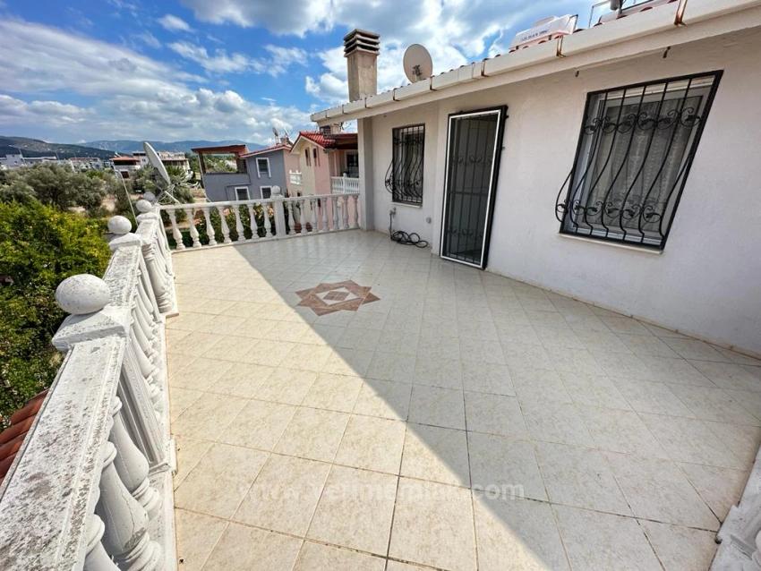 Ürkmez De Denize Tarafında Mustakil Geniş Bahçeli Satılık 5+1 Villa