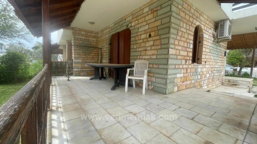 Seferihisar Cumhuriyet'te Denize Sıfır Sitede Havuzlu & Güvenlikli Lüks 3+1 Villa