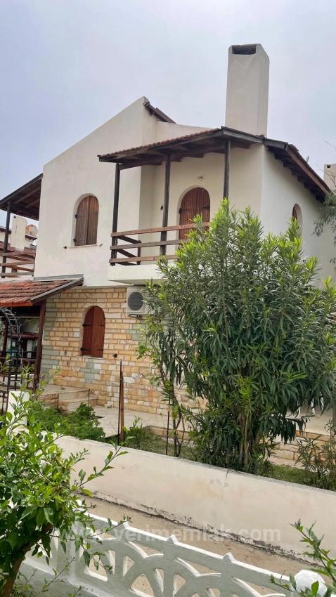Seferihisar Cumhuriyet'te Denize Sıfır Sitede Havuzlu & Güvenlikli Lüks 3+1 Villa