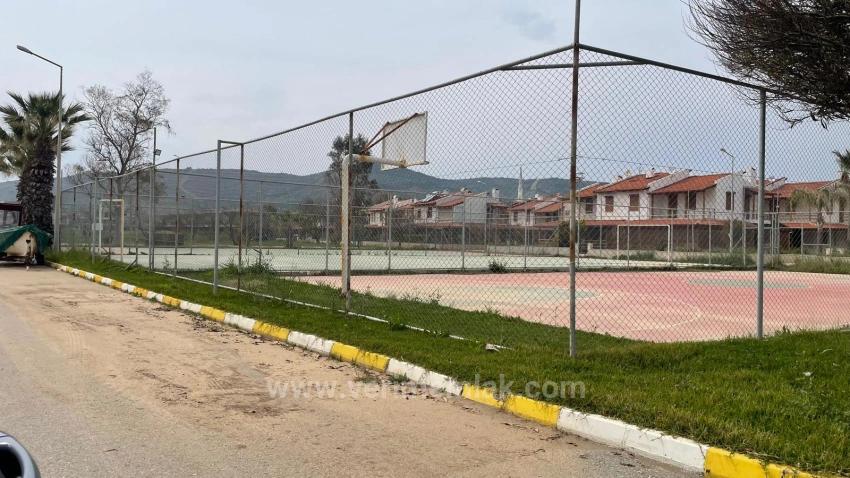 Seferihisar Cumhuriyet'te Denize Sıfır Sitede Havuzlu & Güvenlikli Lüks 3+1 Villa