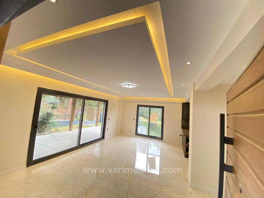 Menderes Çukuraltı Mahallesi’nin Modern Lüks: Full Deniz Manzaralı, Satılık 3+1 Villa