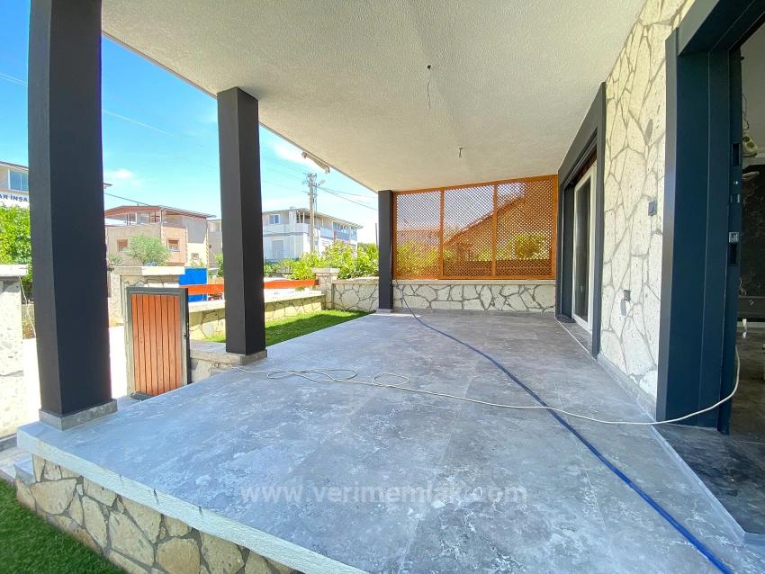 Seferihisar Cumhuriyet’te Modern Mimari: Taş İşçilikli, Bahçeli Satılık 3+1 Villa!