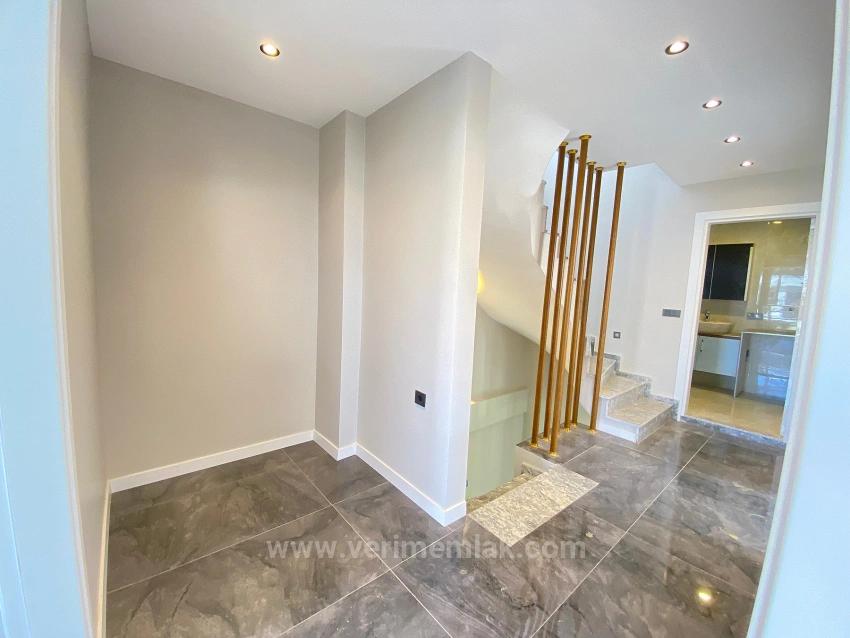 Seferihisar Cumhuriyet’te Modern Mimari: Taş İşçilikli, Bahçeli Satılık 3+1 Villa!