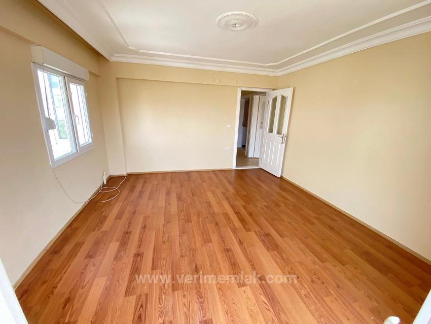 Seferihisar’ın Kalbinde Yaşam: Alışverişe 100M, Denize 300M Kiralık 2+1 Daire
