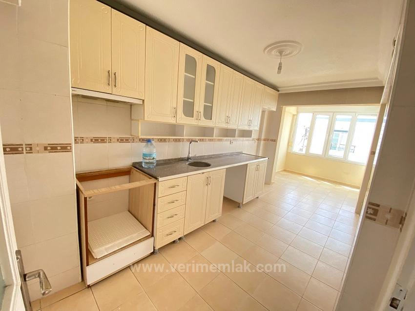Seferihisar’ın Kalbinde Yaşam: Alışverişe 100M, Denize 300M Kiralık 2+1 Daire