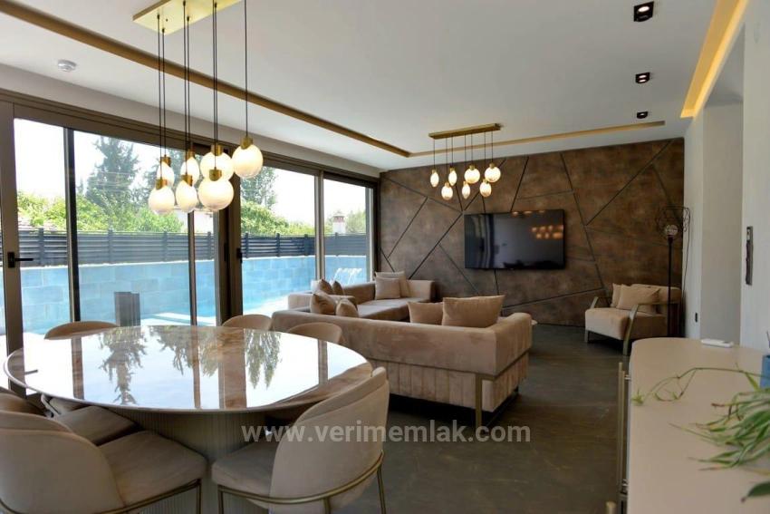 Gümüldürde Tek Müstakil Geniş Bahçelive Otoparklı Havuzlu 3+1 Lüx Villa