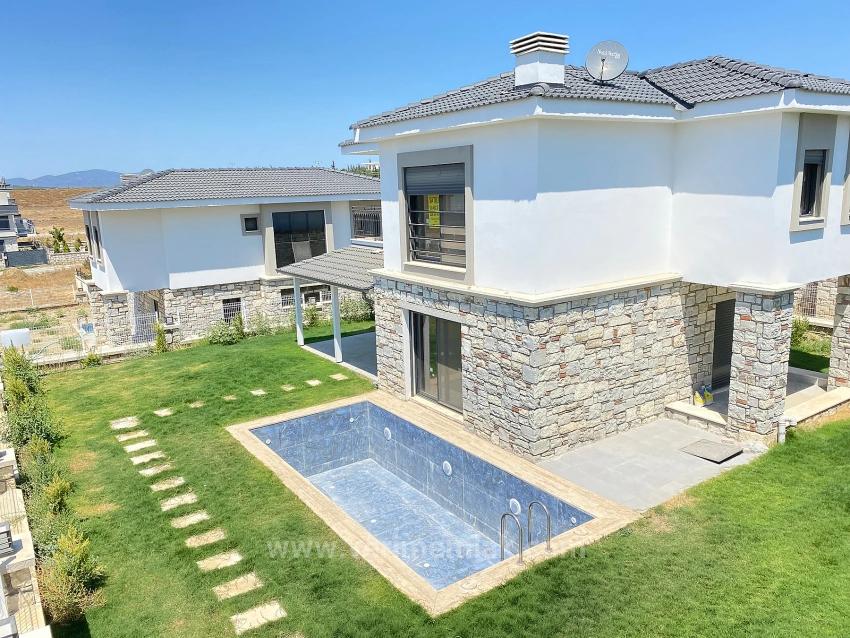 Seferihisarda Yüzme Havuzu Yerden Isıtma Lüx Satılık 4+1 Villa