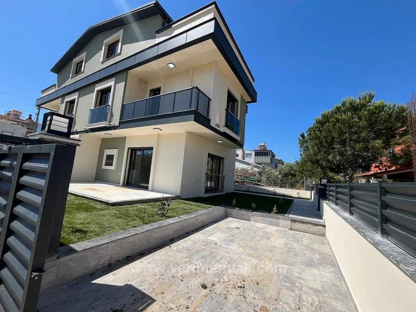 Menderes Gümüldür'de Denize 400M Geniş Bahçeli Lüks 3+1 Müstakil Villa