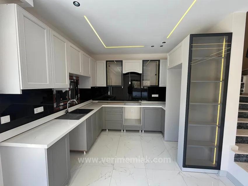 Menderes Gümüldür'de Denize 400M Geniş Bahçeli Lüks 3+1 Müstakil Villa
