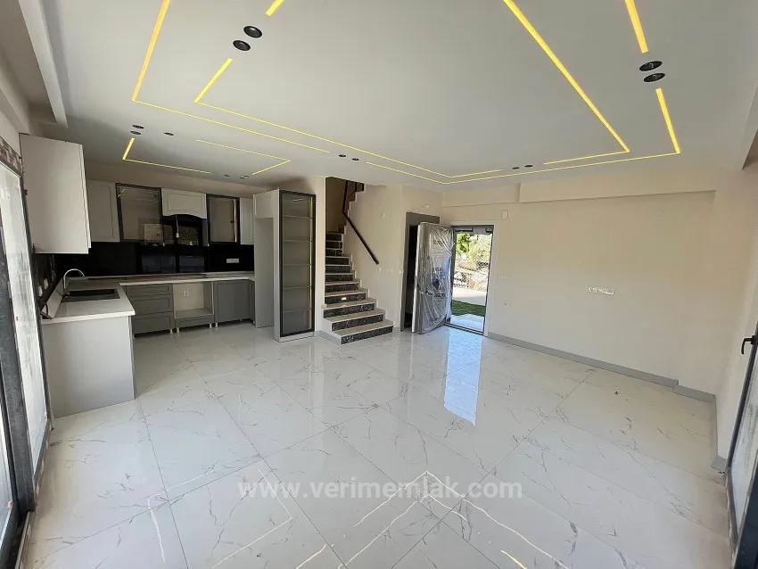 Menderes Gümüldür'de Denize 400M Geniş Bahçeli Lüks 3+1 Müstakil Villa