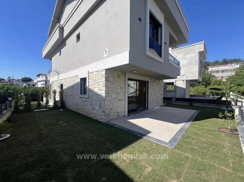 İzmir Özdere 14 Evlerde Devasa Bahçeli Dışı Taş Kaplama Konfor Alanı Yüksek 3+1 Villa