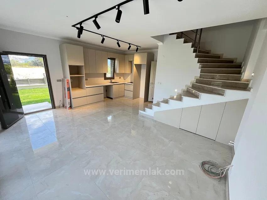 İzmir/Menderes/Gümüldür'de Denize 300M Geniş Bahçeli 4+1 Lüks Villa