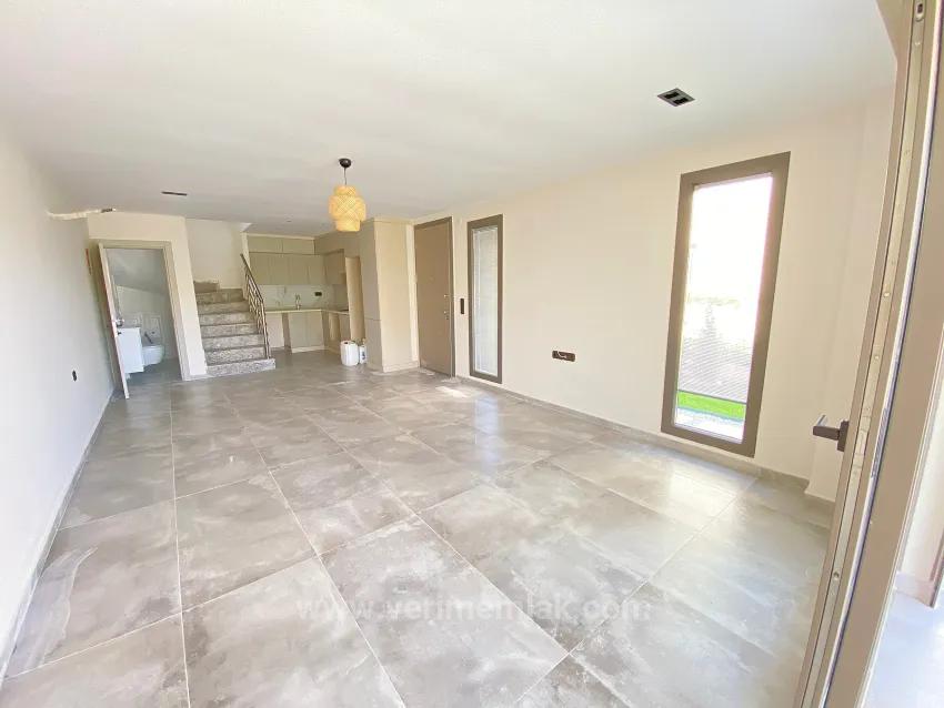 Seferihisar Mersin Alanı Denize 350 M, Havuzlu Ve Yerden Isıtmalı Lüks Köşe Villa