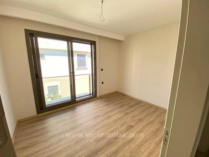 Seferihisar Mersin Alanı Denize 350 M, Havuzlu Ve Yerden Isıtmalı Lüks Köşe Villa