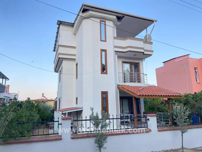 Seferihisar Atatürk Mah.’de full deniz manzaralı tam müstakil satılık 4+1 Villa
