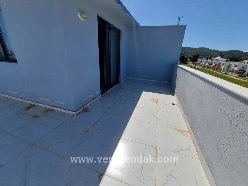 Seferihisar Cumhuriyet Mahallesi'nde denize 1 km satılık 4+1 geniş bahçeli lüks villa