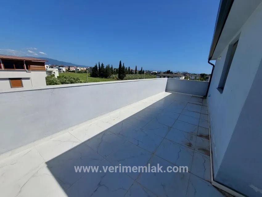 Seferihisar Cumhuriyet Mahallesi'nde denize 1 km satılık 4+1 geniş bahçeli lüks villa