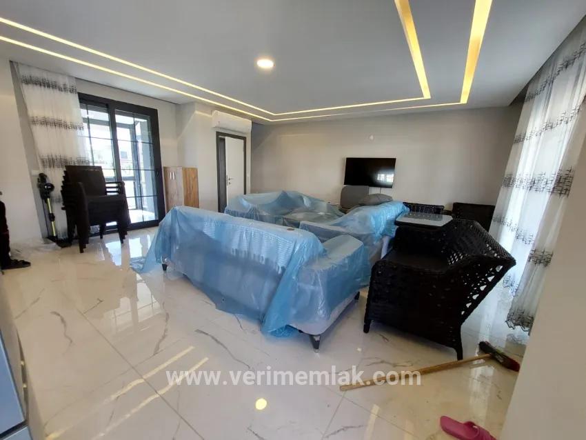Seferihisar Cumhuriyet Mahallesi'nde denize 1 km satılık 4+1 geniş bahçeli lüks villa
