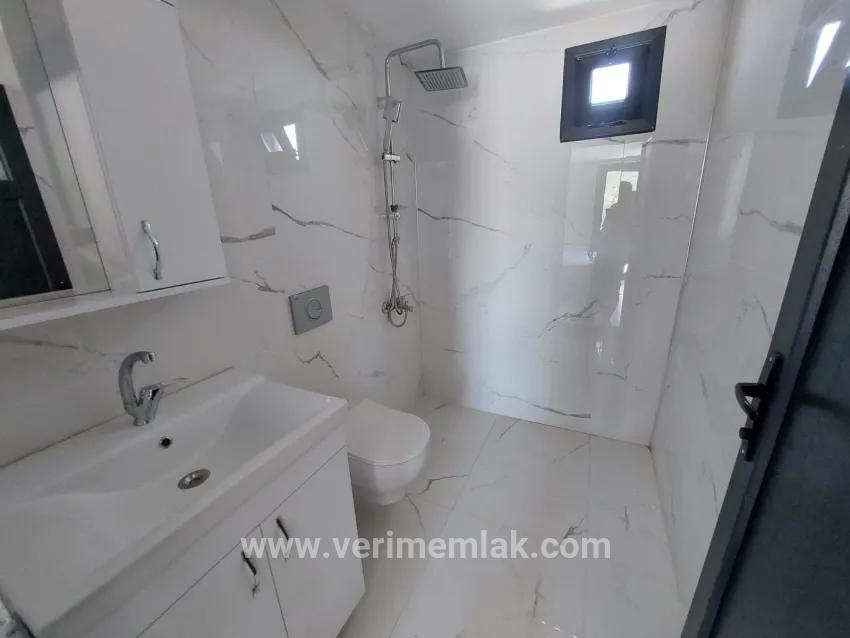 Seferihisar Cumhuriyet Mahallesi'nde denize 1 km satılık 4+1 geniş bahçeli lüks villa