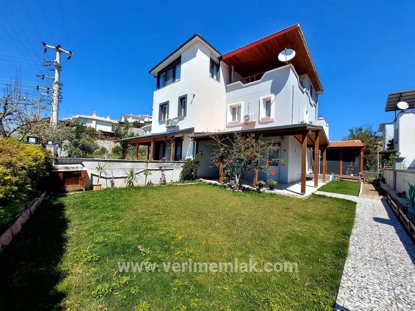 Seferihisar Doğanbey'de bahçeli deniz manzaralı satılık 4+1 villa –