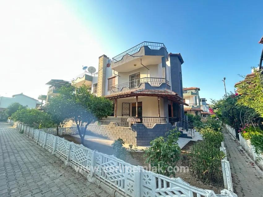 Menderes Gümüldür Gümüldür Fevzi Çakmak Mah. Satılık 4+1 Villa - 190 m²