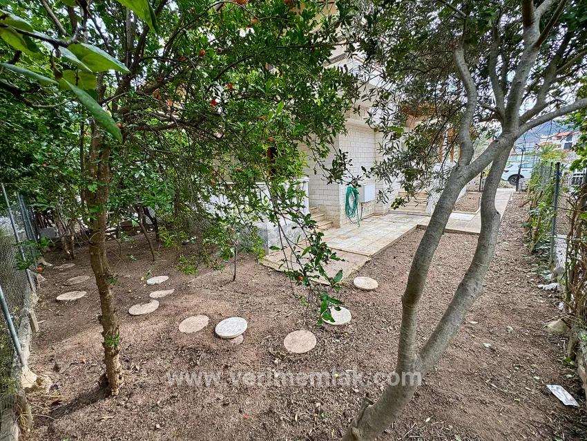 Seferihisar Cumhuriyet Mah.'de denize 750m havuzlu, meyve bahçeli satılık 4+1 Villa