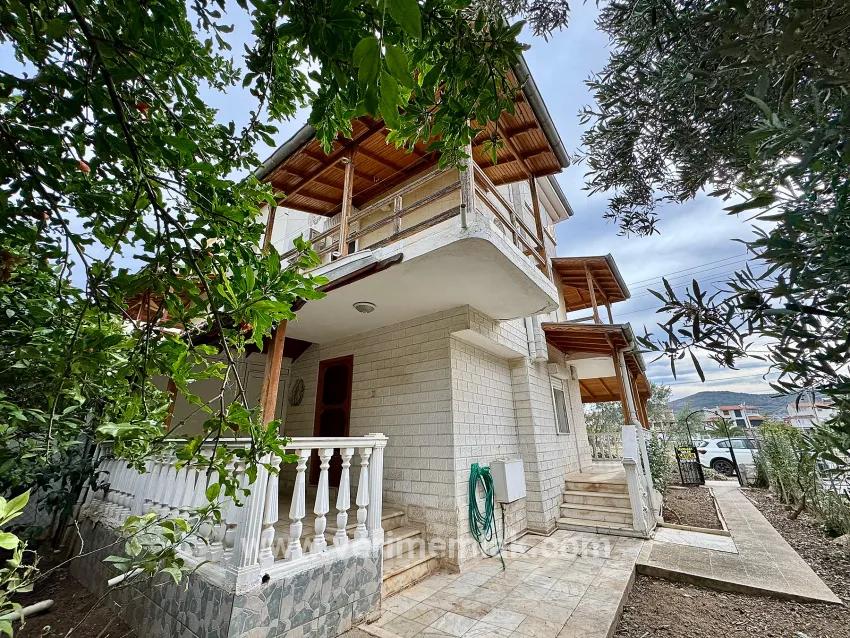 Seferihisar Cumhuriyet Mah.'de denize 750m havuzlu, meyve bahçeli satılık 4+1 Villa