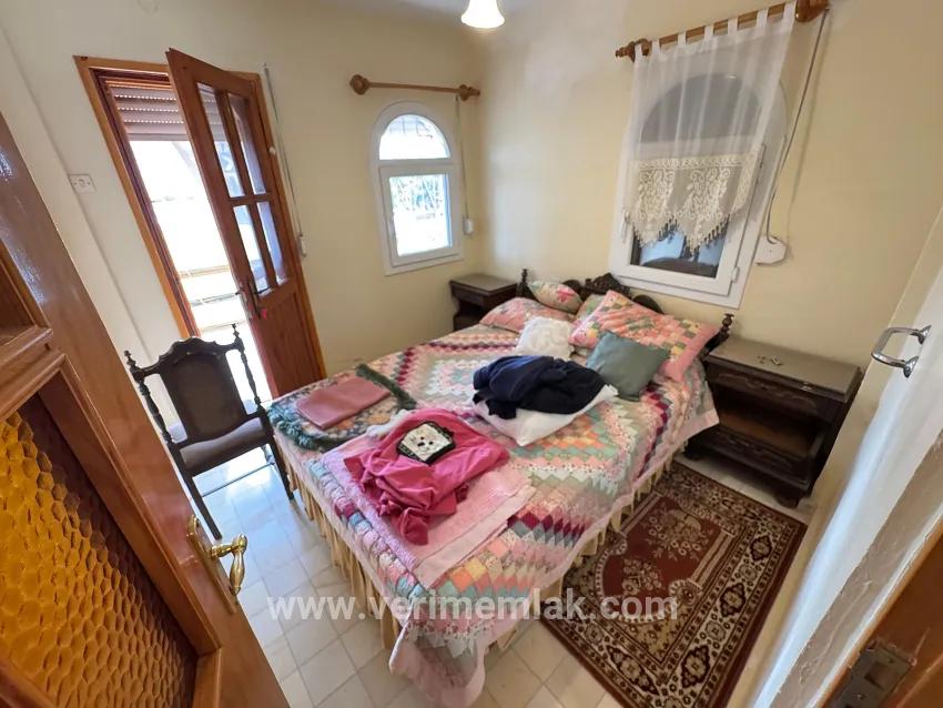 Seferihisar Cumhuriyet Mah.'de denize 750m havuzlu, meyve bahçeli satılık 4+1 Villa