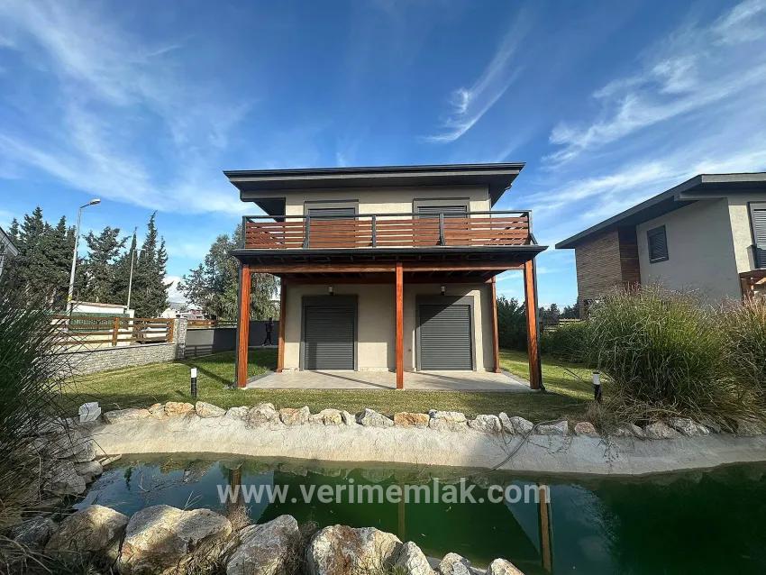Seferihisar Doğanbey Cumhuriyet Mah. Satılık 3+1 Villa - 288 m²
