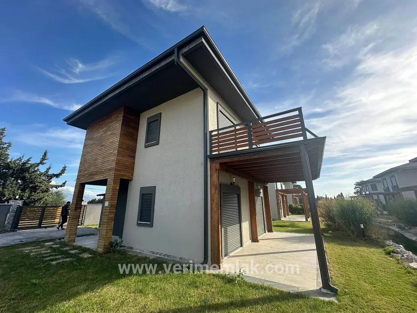 Seferihisar Doğanbey Cumhuriyet Mah. Satılık 3+1 Villa - 288 m²