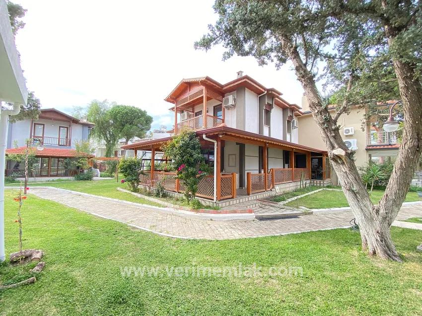 Seferihisar Ürkmez Mersin Alanı Mah. Satılık 3+1 Villa - 250 m²