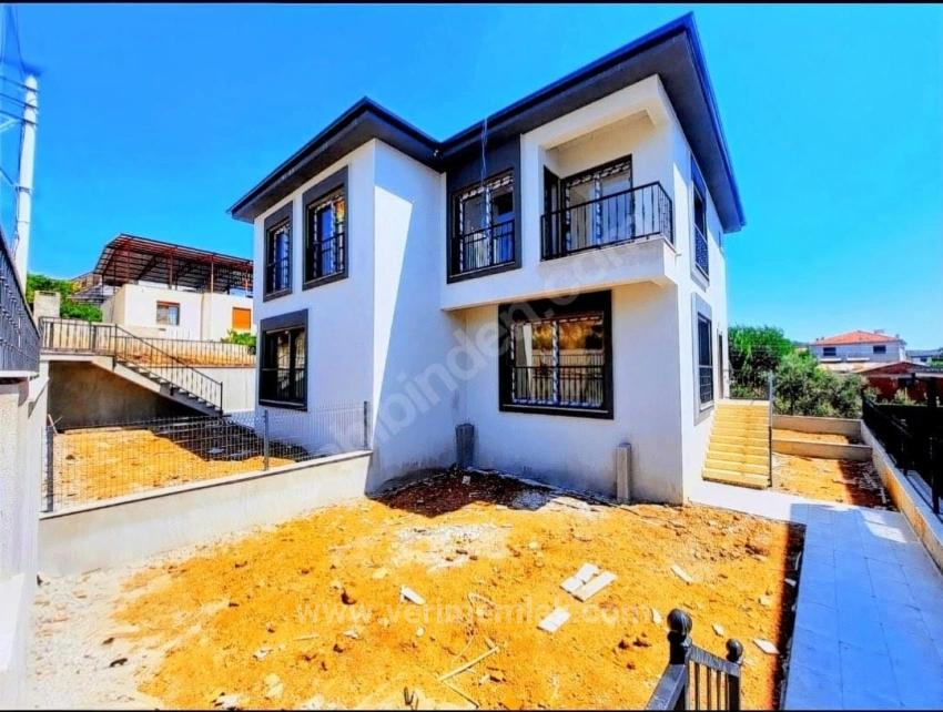 Seferihisar Payamlı'da Satılık Geniş Bahçeli 2+1 Yazlık Villa