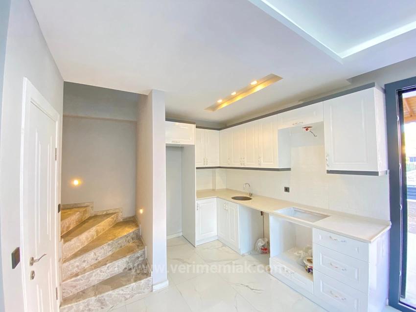 Doğanbey De Deniz Cok Yakın Mustakil Bahçeli Satılık 4+1 Villa