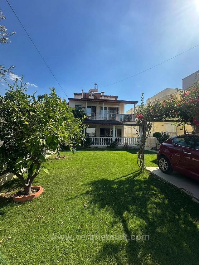 Özdere'de Sahile Sıfır Konumda Geniş Bahçeli Villa