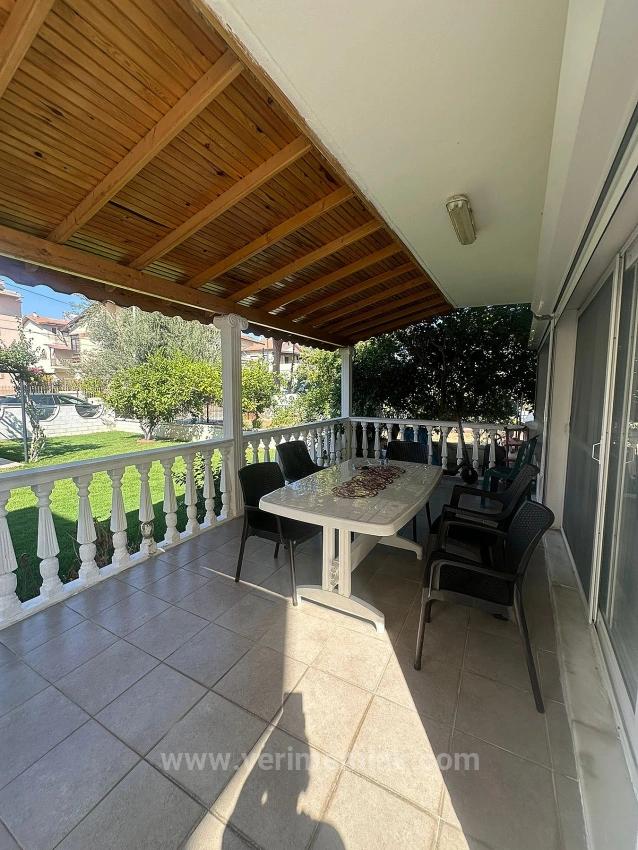 Özdere'de Sahile Sıfır Konumda Geniş Bahçeli Villa